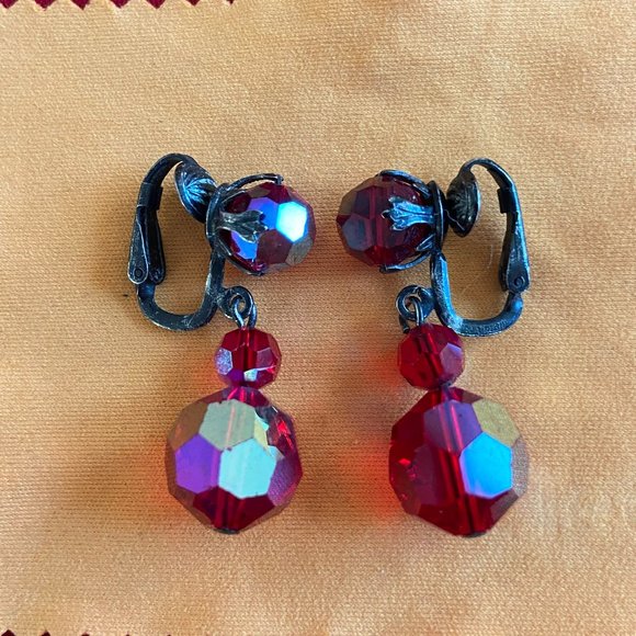 Vintage Clip-On Earrings - Picture 1 of 5